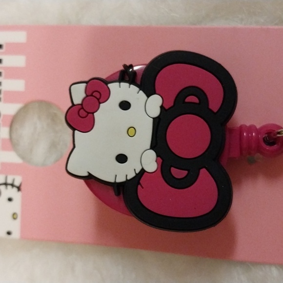 HELLO KITTY BIG BOW BADGE REEL - Picture 2 of 6